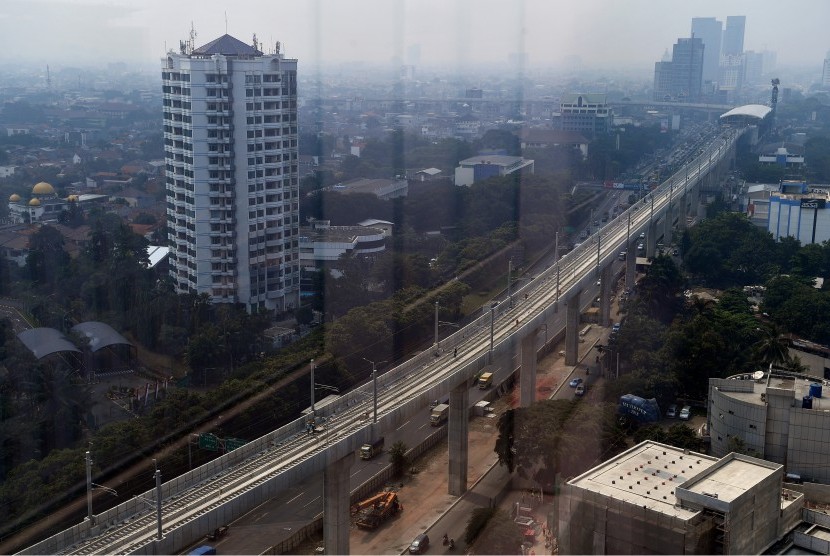 Suasana infrastruktur jalur layang Mass Rapid Transit Fase I Lebak Bulus-Bundaran HI di Jakarta Selatan, Kamis (26/7).