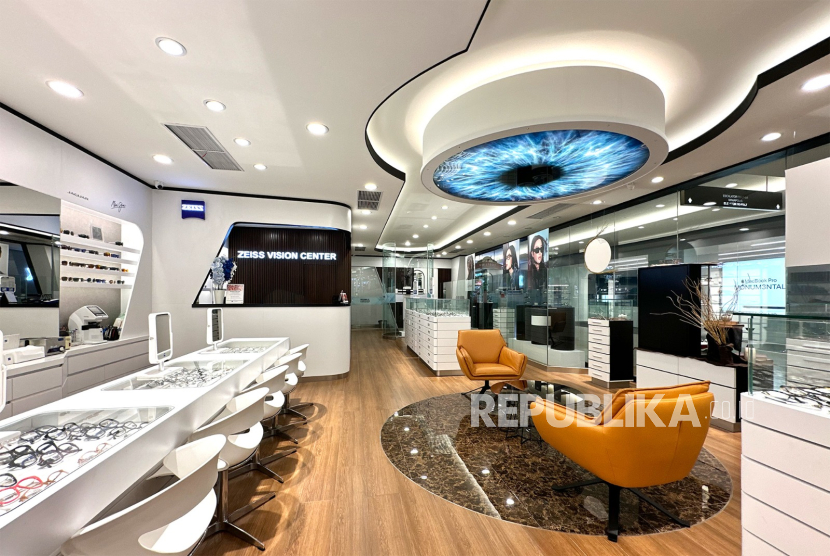 Suasana interior ZEISS Vision Center di Plaza Indonesia, Jakarta, yang menjadi salah satu dari enam pusat layanan ZEISS Vision Center di Indonesia. Gerai ini mengusung konsep global vision care dengan standar internasional ZEISS, termasuk pemeriksaan mata presisi dan konsultasi personal. Area ini menjadi lokasi utama bagi pelanggan untuk memilih frame sekaligus mendapatkan rekomendasi lensa yang sesuai hasil pemeriksaan.