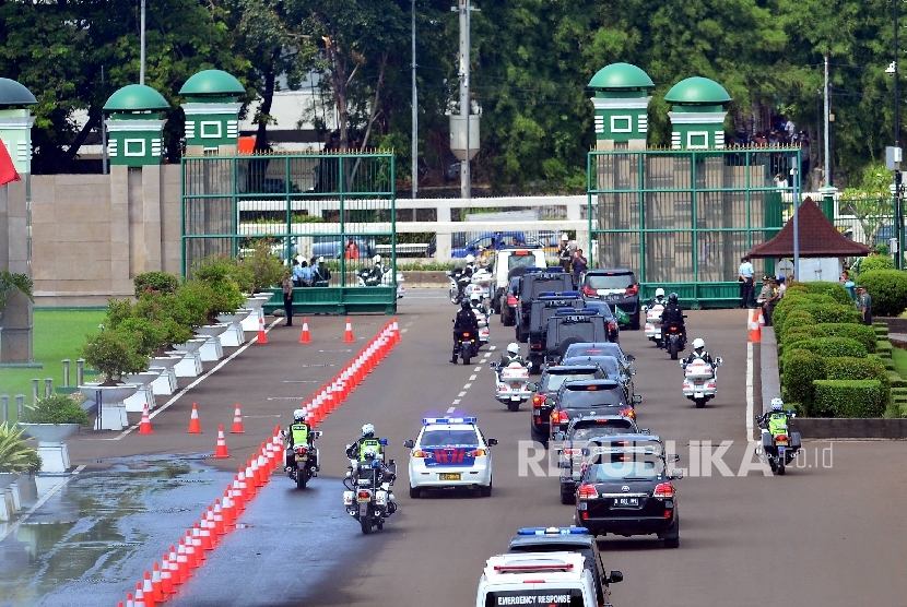 Suasana Iring-iringan kendaraan kunjungan Raja Arab Saudi Salman bin Abdulaziz al-Saud meninggalkan Kompleks Parlemen, Jakarta, Kamis (2/3)