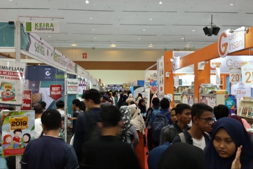 Suasana Islamic Book Fair (IBF) 2019, Sabtu (2/3), Jakarta Convention Center, Senayan, Jakarta Pusat. Panitia IBF 2019 menargetkan 200 ribu pengunjung.