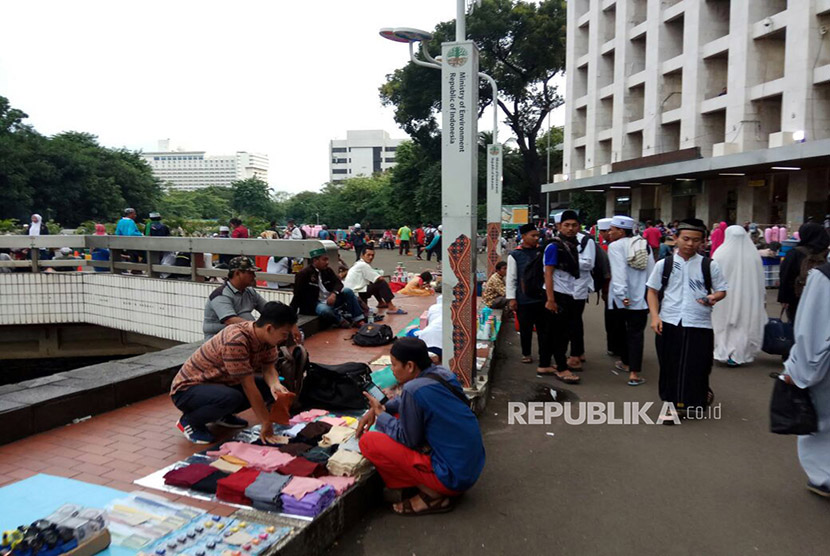 suasana istiqlal Jumat (1/12) jelang aksi 212 Sabtu besok