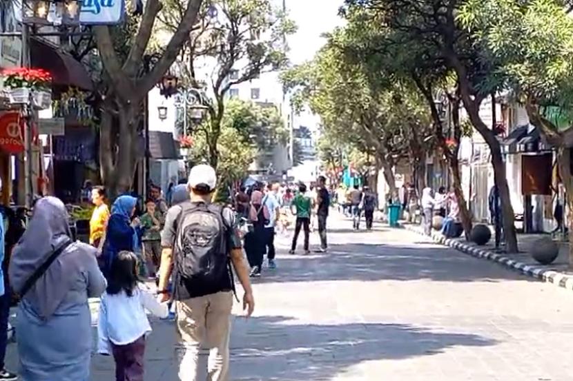 Suasana Jalan Braga, Kota Bandung yang bebas dari kendaraan roda dua dan empat di akhir pekan, Sabtu (4/5/2024). 