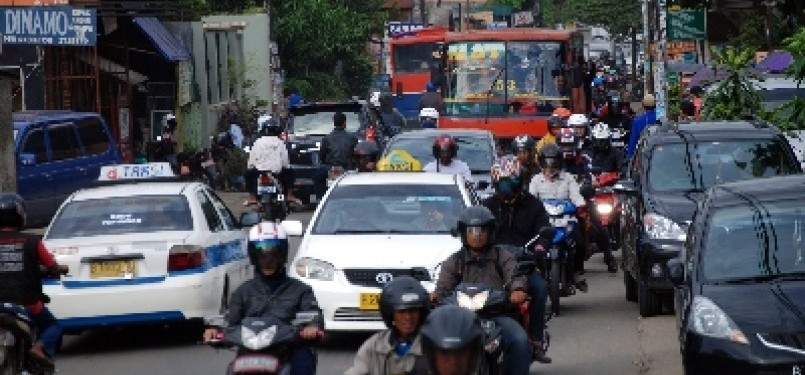 Suasana jalan di kawasan Condet, Jakarta Timur. 