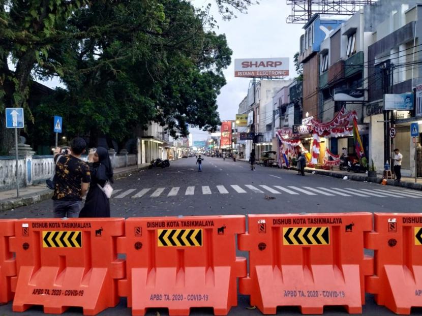 Suasana Jalan KHZ Mustofa, Kota Tasikmalaya, Jawa Barat, Ahad (20/6) sore. Akses ke kawasan pusat pertokoan di Kota Tasikmalaya itu ditutup untuk mencegah munculnya kerumunan. 