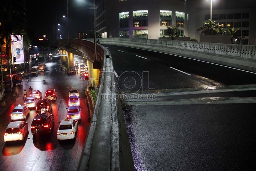  Suasana jalan layang non tol Antasari - Blok M yang dihiasi lampu warna-warni, Jakarta, Ahad (13/1).   (Republika/Yasin Habibi)