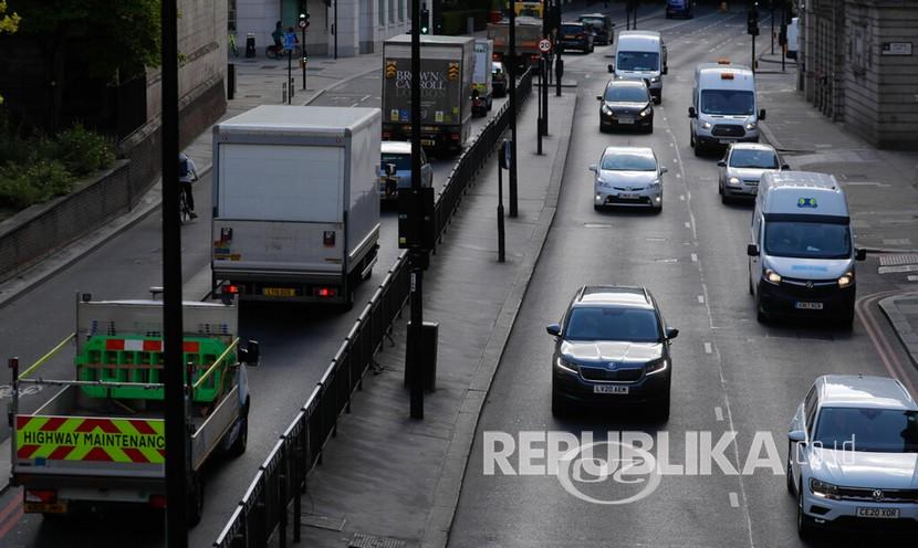 Suasana jalan pada saat jam sibuk pagi hari saat hari pertama pembukaan masa lockdown akibat pandemi COVID-19 di London, Senin (11/5). Perdana Menteri Inggris Boris Johnson mengumumkan pada hari Minggu kembai membuka aktifitas perkantoran setelah masa lockdown akibat pandemi COVID-19. Industri otomotif Inggris mengalami penurunan tajam akibat wabah Covid-19