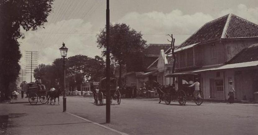 Suasana jalan raya kota Tegal 1940-an. (universiteitleiden.nl/KITLV)