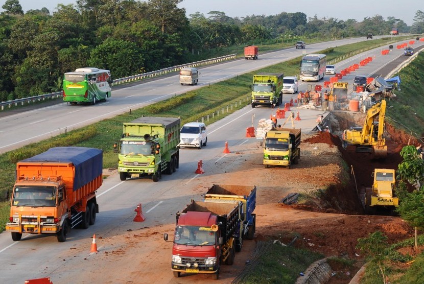 Suasana jalan tol Cikopo-Palimanan (Cipali) Km 103+400 usai longsor. 