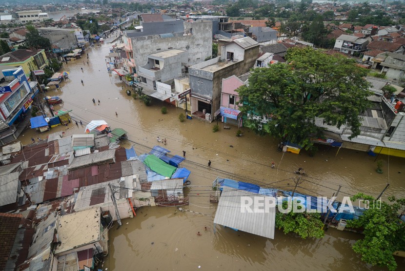 Suasana jalan utama yang terendam banjir di Dayeuhkolot, Kabupaten Bandung, Jawa Barat, Senin (14/1/2019). 