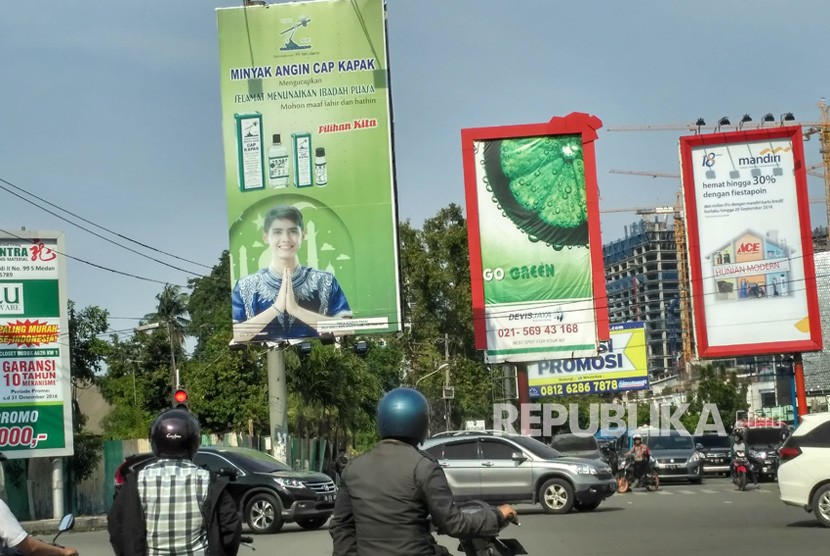 Suasana jalanan di Kota Medan dipenuhi dengan reklame.