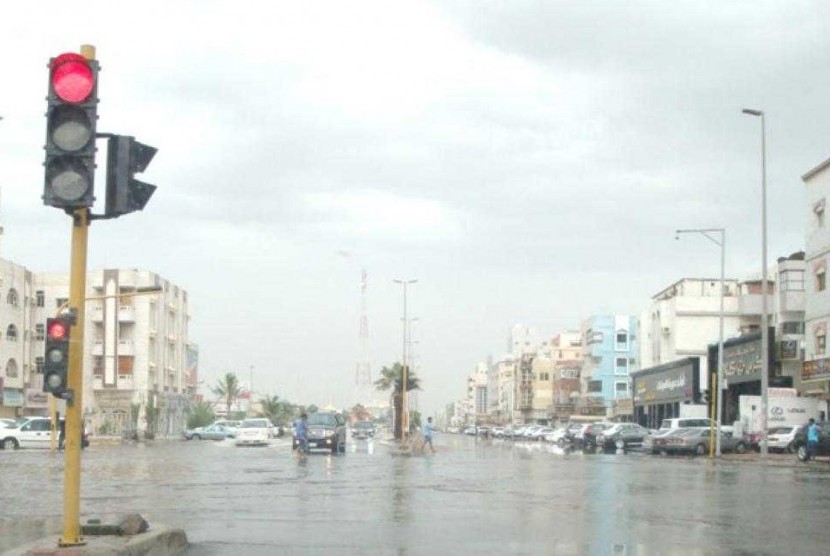 Arab Saudi Gunakan Kecerdasan Buatan Pantau Cuaca. Suasana jalanan Jeddah yang banjir.