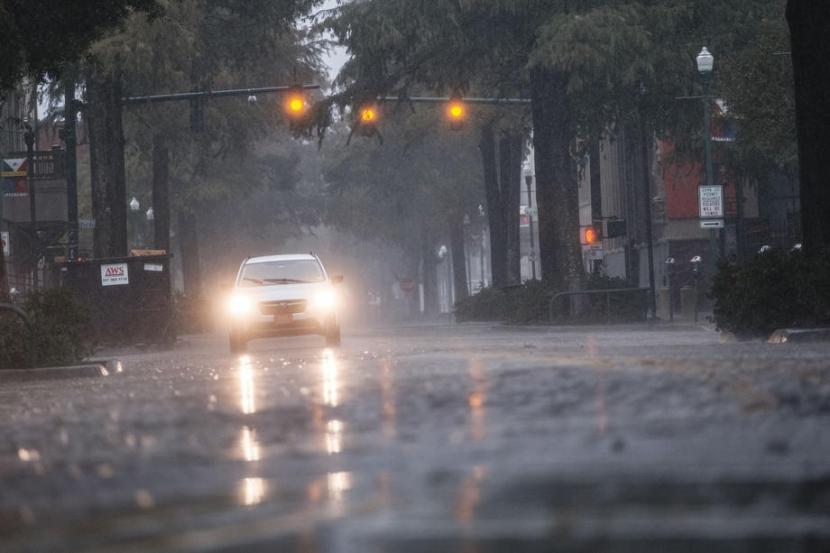Suasana jalanan Lafayette, Louisiana, Amerika Serikat pada Jumat (9/10), menjelang datangnya Badai Delta.