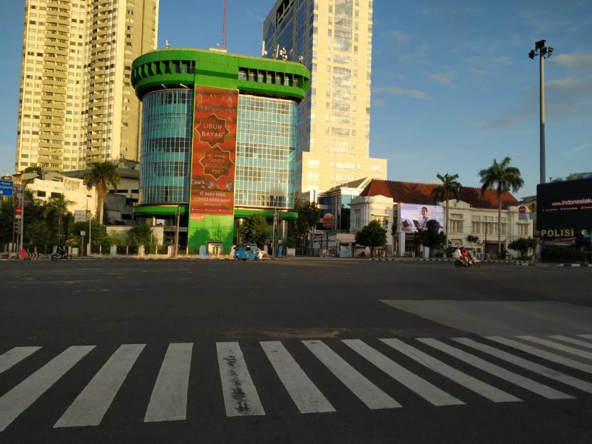 Suasana jalanan lengang DKI Jakarta, Ahad (24/5) pagi. 