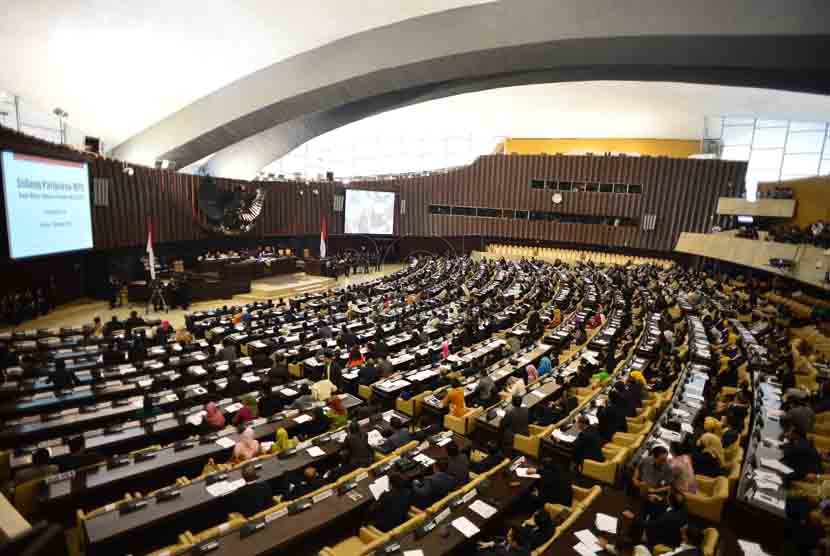 Suasana jalannya sidang paripurna pemilihan pimpinan MPR di Gedung Parlemen, Jakarta, Selasa (7/10). (Republika/Agung Supriyanto)