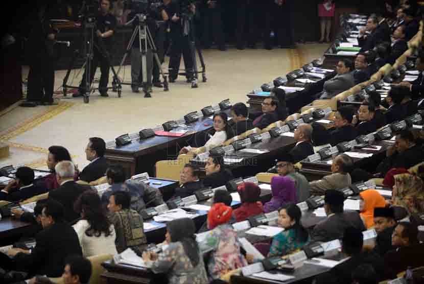 Suasana jalannya sidang paripurna pemilihan pimpinan MPR di Gedung Parlemen, Jakarta, Selasa (7/10).(Republika/Agung Supriyanto)