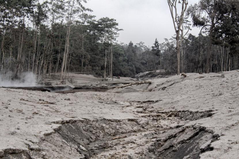 Suasana jalur lahar panas Gunung Semeru di kawasan Pronojiwo, Lumajang, Jawa Timur, Rabu (2/12/2020). Gunung Semeru mengalami erupsi yang menyebabkan awan panas letusan meluncur ke arah Curah Besuk Kobokan sepanjang 11 kilometer dengan durasi kemunculan awan panas selama tiga jam serta status level II atau waspada.
