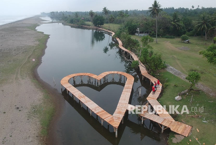 Suasana jalur wisata mangrove yang sedang dibangun, di Nagari Ulakan, Kab.Padangpariaman, Sumatera Barat, Jumat (25/10/2019). 