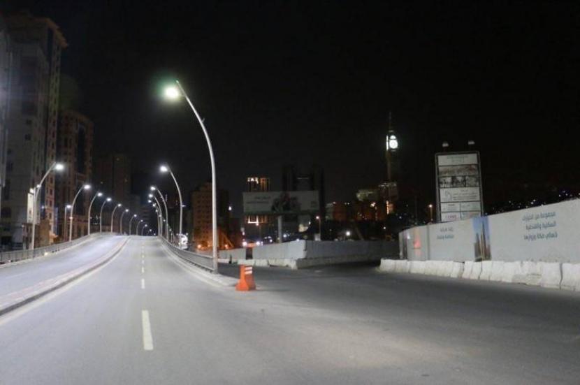 Saudi Luncurkan Aplikasi Izin Keluar Jam Malam. Suasana jam malam di jalanan Makkah.