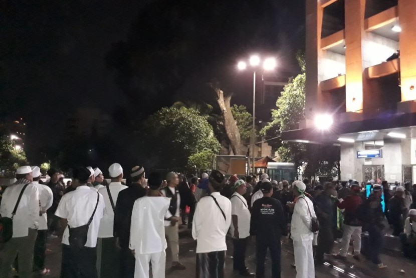 Suasana jamaah yang memilih menginap di Masjid Istiqlal untuk mengikuti acara reuni aksi 212, Sabtu (2/12).