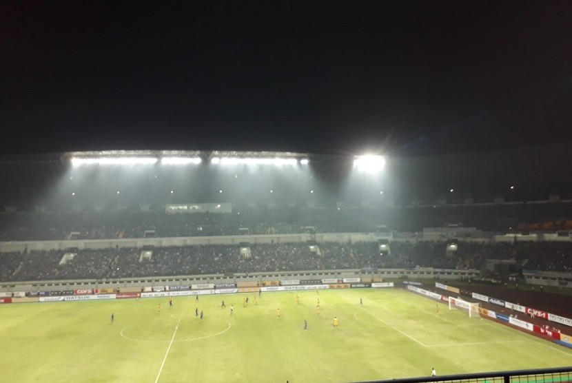 Suasana jelang babak pertama berakhir antara Persib menjamu Sriwijaya di Stadion Gelora Bandung Lautan Api, Sabtu (29/4). 