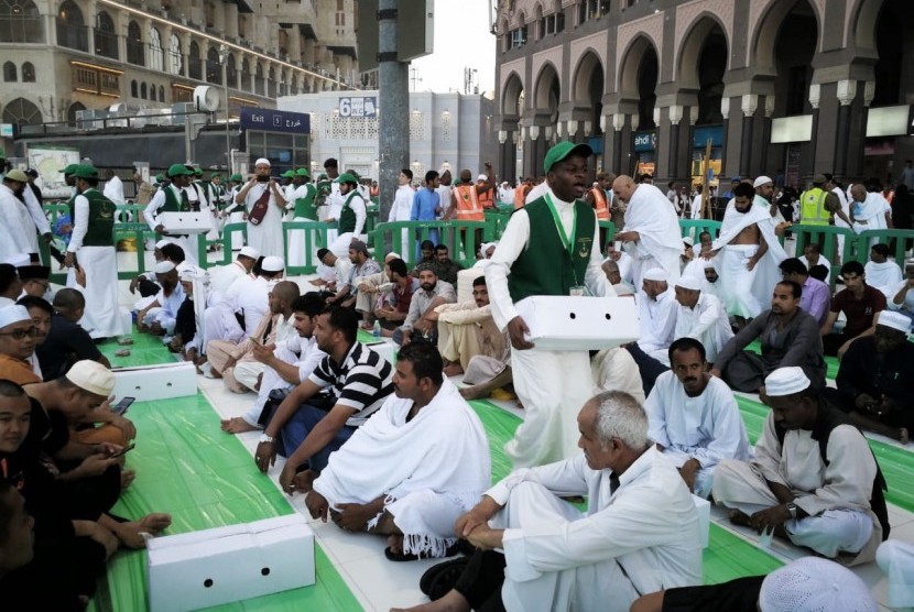 Suasana jelang berbuka puasa Ramadhan di halaman Masjidil Haram, Makkah