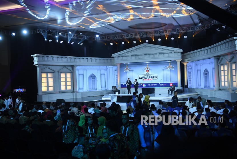 Suasana jelang Debat Capres Putaran Ketiga yang akan diikuti oleh Cawapres nomor urut 01 K.H. Ma'ruf Amin dan Cawapres nomor urut 02 Sandiaga Uno di Hotel Sultan, Jakarta, Ahad (17/3/2019). 