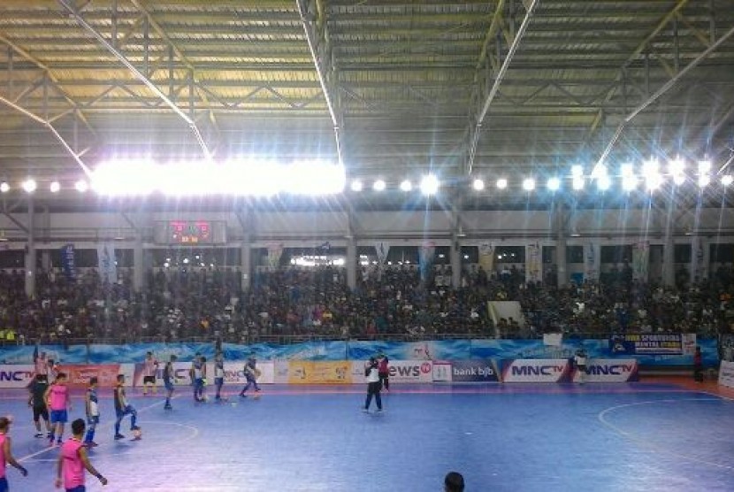 Suasana jelang laga final cabang futsal PON XIX, Senin (26/9). Laga final antara Jawa Barat dan Maluku Utara digelar di GOR Futsal ITB, Jatinangor, Sumedang.