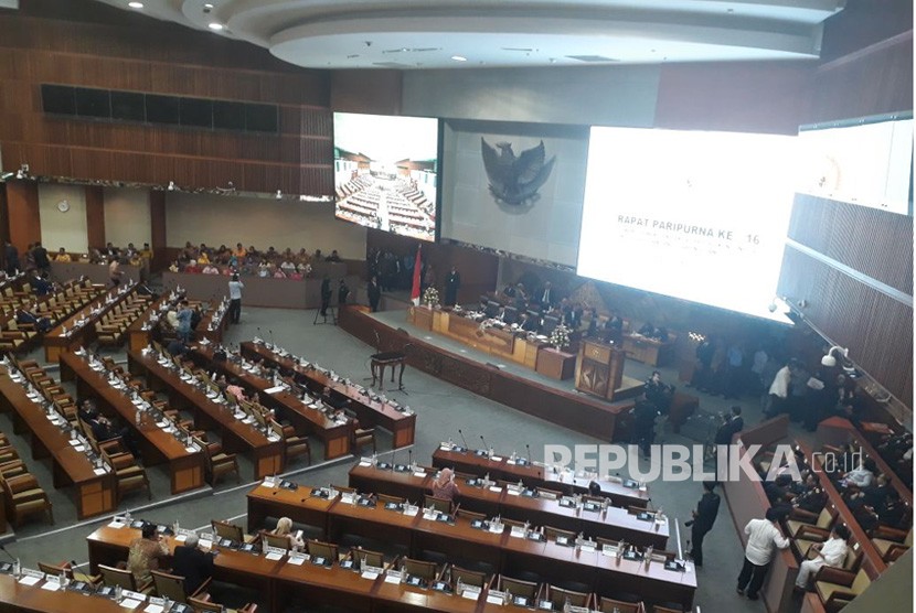 Suasana jelang Paripurna Pelantikan Ketua DPR Bambang Soesatyo di Gedung Nusantara II, Jakarta, Senin (15/1).