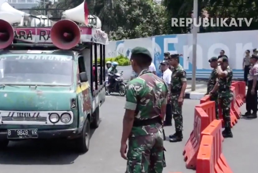 Suasana jelang pelantikan presiden dan wakil presiden di jalan Medan Merdeka, Jakarta Pusat