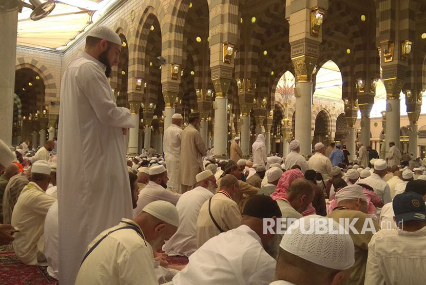 Suasana jelang shalat Jumat di Masjid Nabawi, Jumat (15/9).