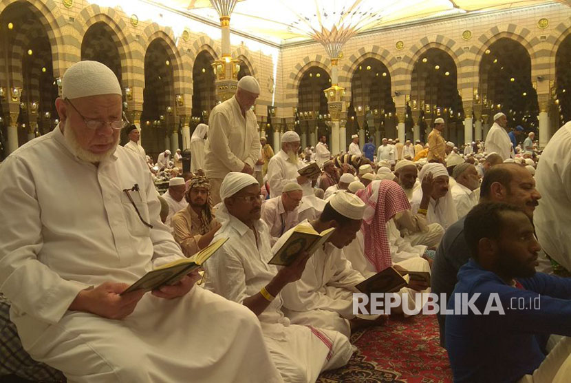 Suasana jelang shalat Jumat di Masjid Nabawi, Jumat (15/9).