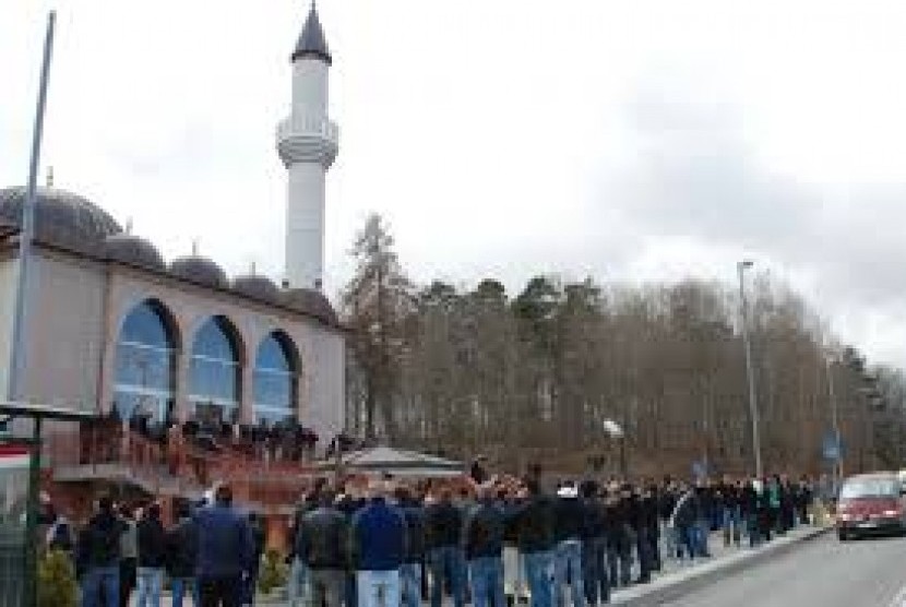 Suasana jelang Sholat Jumat di Masjid Stockholm, Swedia. Alquran Hancur Ditinggalkan Dekat Pintu Masuk Masjid Stockholm