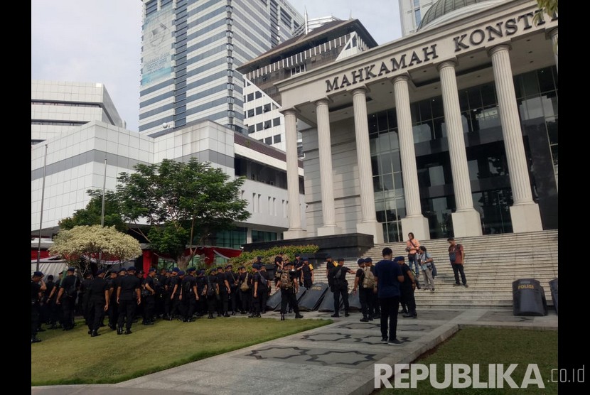 Suasana jelang sidang perdana sengketa Pilpres 2019 di depan gedung Mahkamah Konstitusi (MK), Jakarta, Jumat (14/6).
