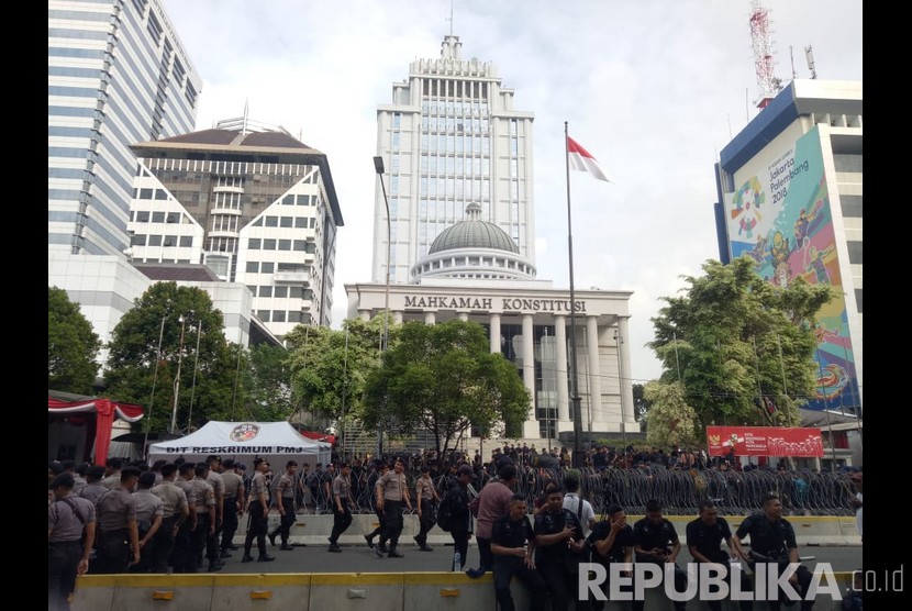Suasana jelang sidang perdana sengketa Pilpres 2019 di depan gedung Mahkamah Konstitusi (MK), Jakarta, Jumat (14/6).