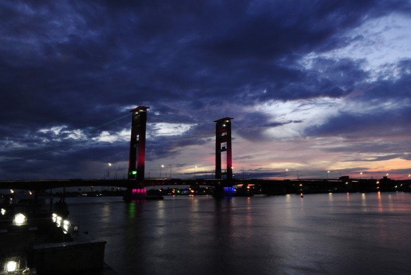 Suasana Jembatan Ampera di Palembang, Senin (7/3).