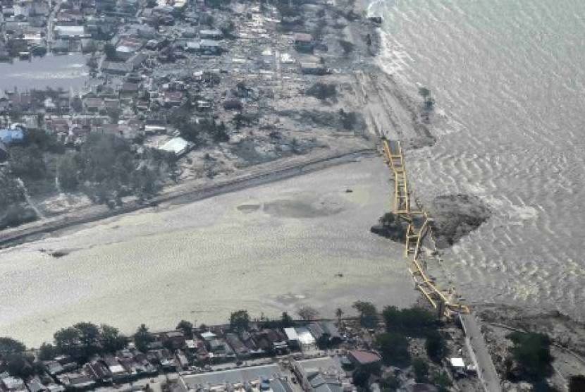 Suasana jembatan kuning pada Sabtu (29/9). Jembatan ini ambruk akibat gempa 7,4 SR dan tsunami di Palu, Sulawesi Tengah, Jumat (28/9). 