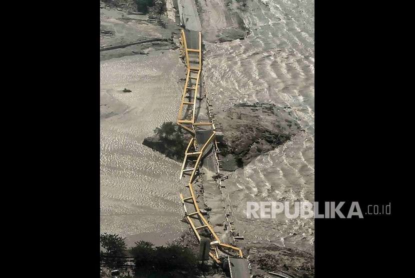 The yellow bridge collapsed due to the earthquake and tsunami in Palu, Central Sulawesi, Saturday (Sept 29).