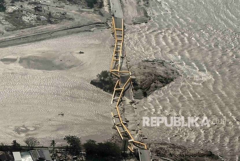 Suasana jembatan kuning yang ambruk akibat gempa dan tsunami di Palu, Sulawesi Tengah, Sabtu (29/9).
