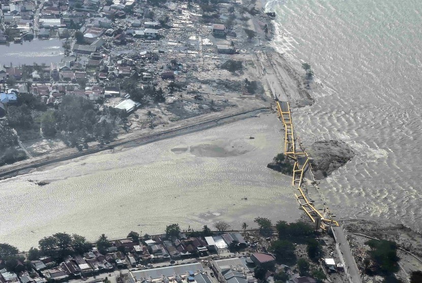 Suasana jembatan kuning yang ambruk akibat gempa dan tsunami di Palu, Sulawesi Tengah (ilustrasi)