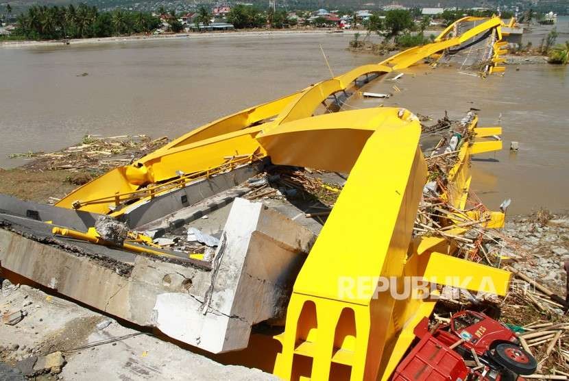 Suasana jembatan Palu IV atau Panolele yang roboh akibat gempa dan tsunami di Pantai Talise, Palu, Sulawesi Tengah, Minggu (30/9).