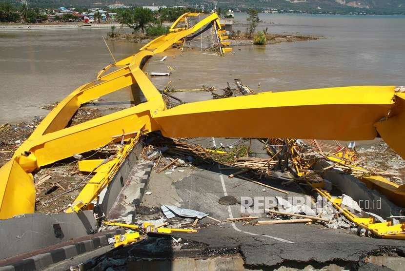 Suasana jembatan Palu IV atau Panolele yang roboh akibat gempa dan tsunami di Pantai Talise, Palu, Sulawesi Tengah, Ahad (30/9).