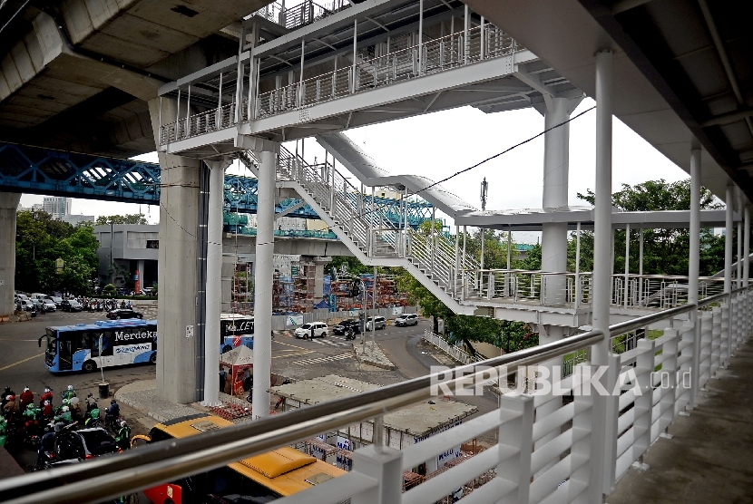 Suasana jembatan penyeberangan orang (JPO) yang juga sebagai penghubung menuju halte TransJakarta CSW Koridor 13 Ciledug-Tendean.