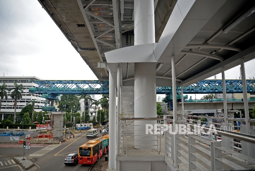 Suasana jembatan penyeberangan orang (JPO) yang juga sebagai penghubung menuju halte TransJakarta CSW Koridor 13 Ciledug-Tendean di Jakarta.