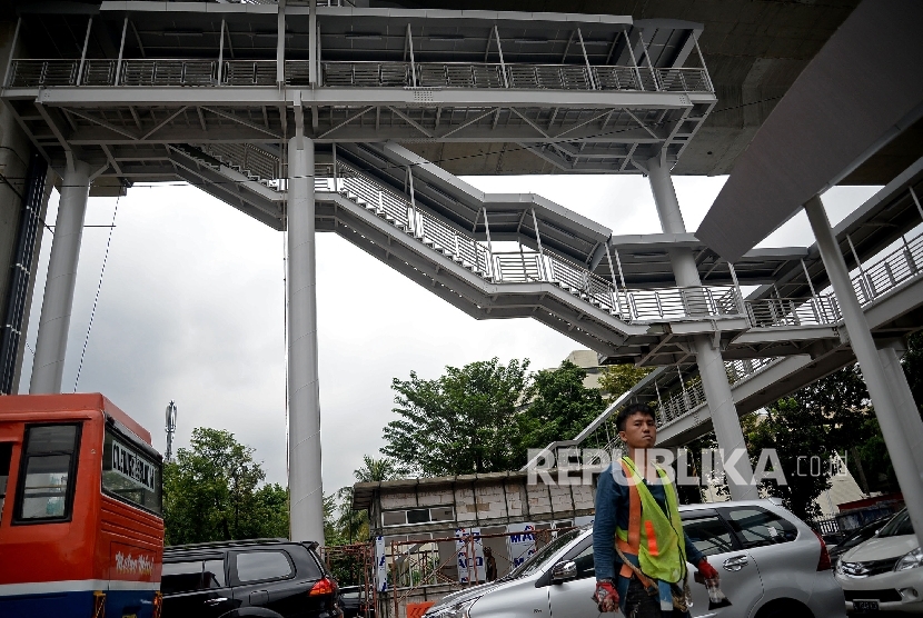 Suasana jembatan penyeberangan orang (JPO) yang juga sebagai penghubung menuju halte TransJakarta CSW Koridor 13 Ciledug-Tendean di Jakarta, Rabu (4/1).