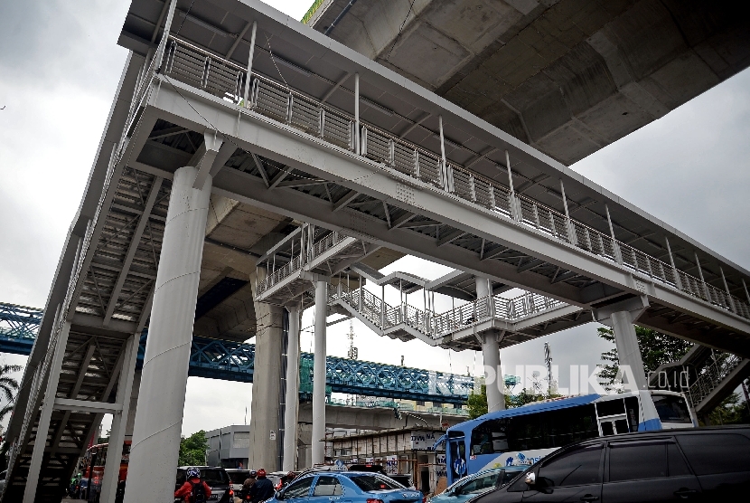 Suasana jembatan penyeberangan orang (JPO) yang juga sebagai penghubung menuju halte TransJakarta CSW Koridor 13 Ciledug-Tendean di Jakarta, Rabu (4/1).