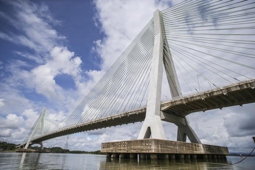 Suasana Jembatan Pulau Balang yaitu penghubung Balikpapan dengan Ibu Kota Negara (IKN) Nusantara, Kalimantan Timur. Keberhasilan pemerintah dalam mengendalikan Pandemi Covid-19 dan pembangunan Ibu Kota Negara (IKN) Nusantara di Kalimantan Timur berdampak positif terhadap pertumbuhan ekonomi di Balikpapan. Hal ini terlihat dari peningkatan jumlah pengunjung mall di wilayah tersebut. 