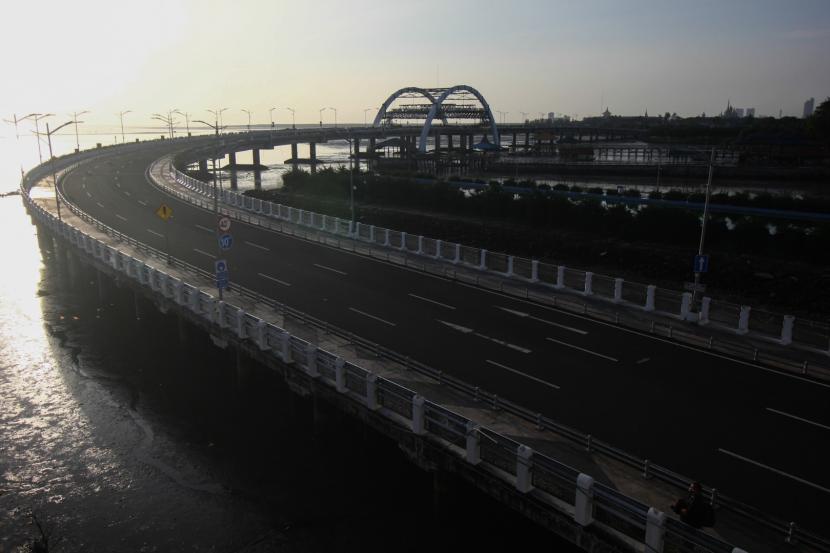 Suasana Jembatan Suroboyo yang ditutup, di Surabaya, Jawa Timur, Ahad (7/2/2021). Pemerintah daerah setempat menutup jembatan tersebut guna mencegah terjadinya kerumunan massa di kawasan wisata pesisir sebagai upaya untuk mencegah penularan COVID-19.