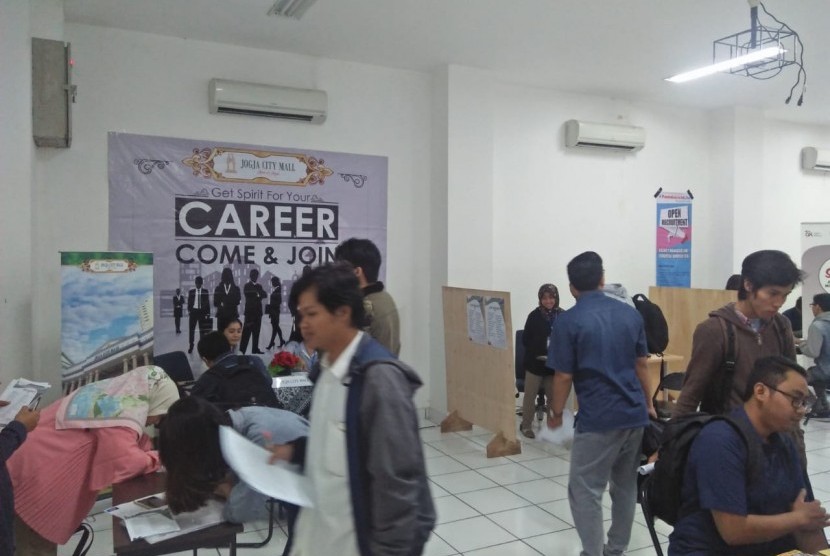 Suasana Job Fair dan Entrepreneur Fair yang diadakan di UBSI Kampus Yogyakarta.