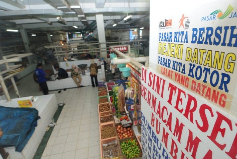 Suasana jual beli yang sepi terlihat di Pasar Santa, Jakarta Selatan, Selasa (25/5). Pemerintah Provinsi DKI Jakarta akan merevisi Peraturan Daerah Nomor 2 Tahun 2002 tentang Perpasaran Swasta untuk melindungi pasar tradisional yang selama 20 tahun tidak p