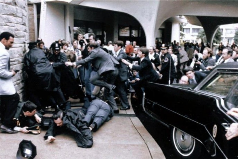 Suasana kacau usai percobaan pembunuhan Presiden AS Ronald Reagan pada 30 Maret 1981. Pelaku penembakan John W Hinckley Jr akan dibebaskan tanpa syarat.